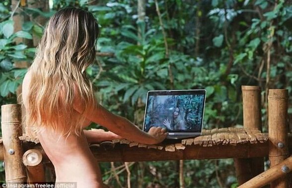 FOTO Nebunie curată! O sexy-bloggeriță s-a mutat în junglă » Refuză să se mai întoarcă și să mai poarte haine