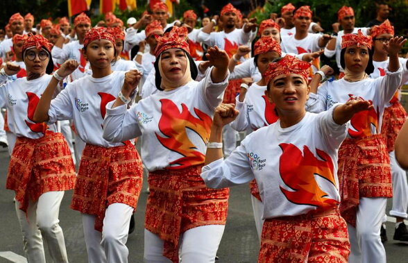 Cel mai mare record de dans, stabilit în Indonezia. 65.000 de oameni au dansat împreună