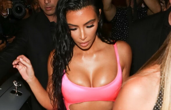 GALERIE FOTO Kim Kardashian, cea mai sexy prezenţă la ziua surorii mai mici