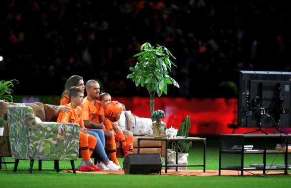 FOTO Retragerea lui Sneijder » Și-a revăzut cariera pe o canapea, cu familia, la mijlocul terenului pe ”Johan Cruyff Arena”