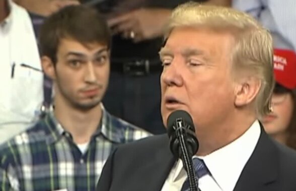 VIDEO Cum i-a distrus un tânăr discursul lui Trump: organizatorii au trimis imediat două fotomodele pentru a salva situația