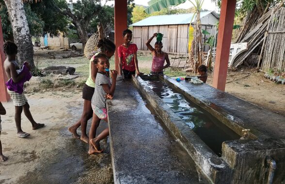 FOTO De la jacuzzi, spa și condiții de lux, mai multe vedete se spală la lighean și dorm într-o casă făcută din bambus, în Madagascar