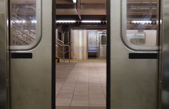 VIDEO Panică la metrou! O garnitură a circulat cu ușa dechisă între stații
