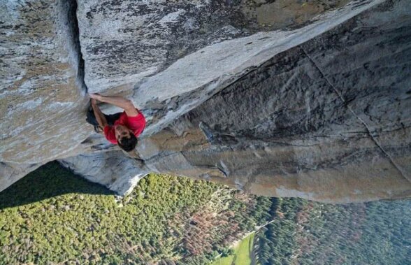 VIDEO&FOTO Spectaculos » A escaladat un versant de 914 metri fără frânghie și orice formă de protecție