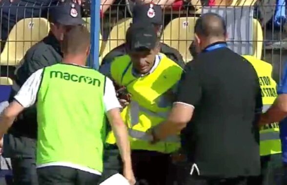 GALERIE FOTO Panică la Dunărea Călărași - FC Voluntari » Unui steward i s-a făcut rău și a căzut pe marginea terenului! A fost nevoie de intervenția medicilor