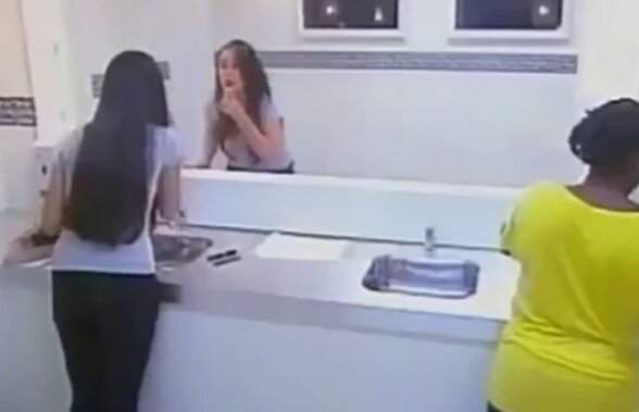 VIDEO S-a dus la baie, însă când s-a uitat în oglindă nu i-a venit să creadă ce vede!