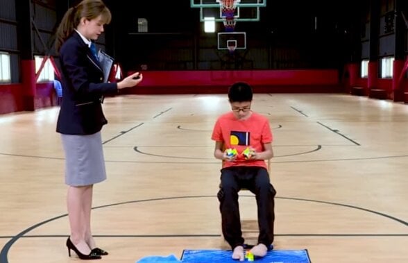 VIDEO De necrezut! A rezolvat simultan 3 cuburi Rubik și a intrat în Cartea Recordurilor