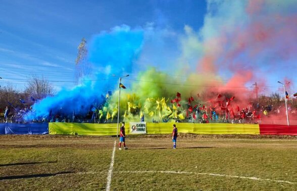 FOTO + VIDEO Se întâmplă în Liga a 6-a din România » Scenografie demnă de un derby: fanii au colorat o tribună întreagă și au făcut spectacol 