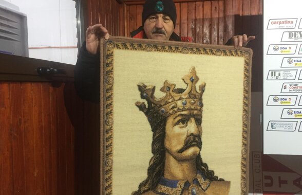 FOTO Nicio etapă fără Ionuț Popa: a primit o carpetă cu Ștefan cel Mare la conferința de presă! Cine i-a dat cadoul inedit