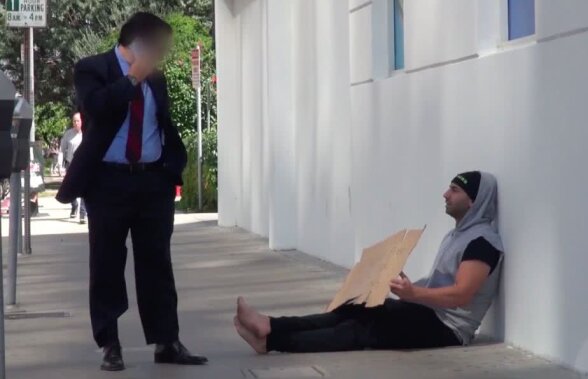 VIDEO Cum reacționează oamenii când un cerșetor le oferă bani