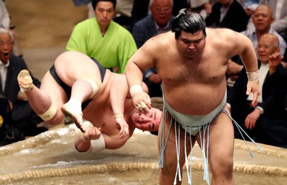 VIDEO Un celebru luptător de sumo surprinde: cum le dă autografe fanilor :D