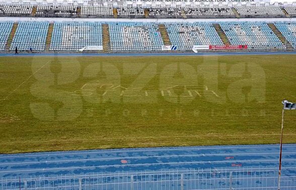 EXCLUSIV FOTO Act de vandalism pe stadionul Farul! Au scris „Forzza Steaua” pe gazon » Primăria nu știe să explice incidentul: „Nu înțeleg care e legătura”