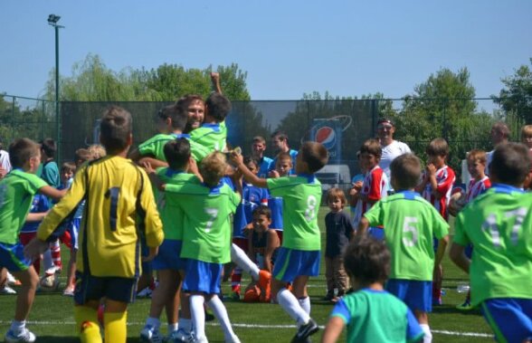 GSP LIVE / VIDEO Copilul tău face fotbal? Vezi o lecție inedită de pedagogie ca să-ți dai seama dacă fiul tău are sau nu personalitate: “Doar unul dintre copii era serios”