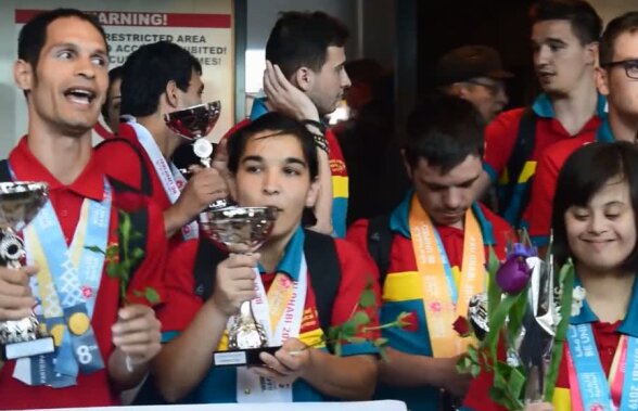 Special Olympics // VIDEO România s-a întors cu 56 de medalii din Emiratele Arabe Unite! Imagini splendide la întoarcerea în țară