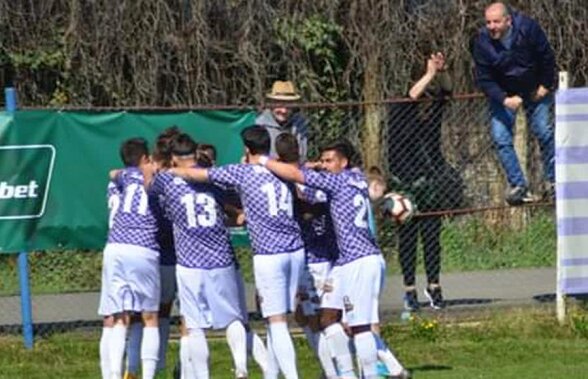 FOTO Faza weekend-ului în România! Conducătorul lui ACS Poli Radu Birlică, urcat pe gard, ca un ultras