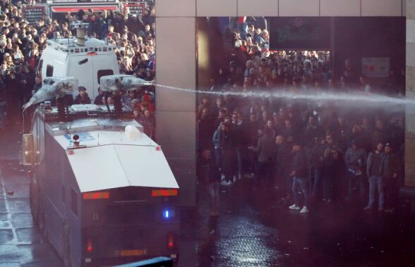 Ajax - Juventus // VIDEO+FOTO Poliția i-a atacat pe fanii olandezi cu tunuri cu apă lângă stadion + Numeroase arestări