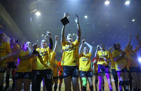 VIDEO+FOTO Titlul se întoarce acasă! Râmnicu Vâlcea câștigă campionatul la handbal feminin+ Imagini superbe de la premiere
