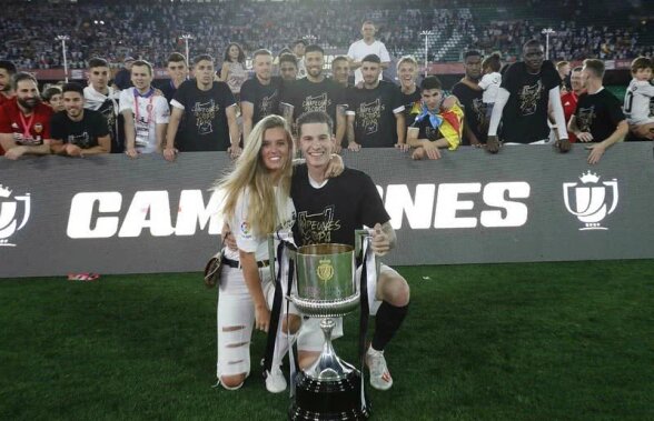 GALERIE FOTO Au uitat toți de trofeu! :D » Jucătorii Valenciei, cu ochii la iubita unui coechipier, după finala cu Barcelona
