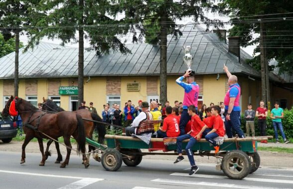 Imagine COLOSALĂ de la competiția inedită organizată de FRF: campionii plimbați cu căruța