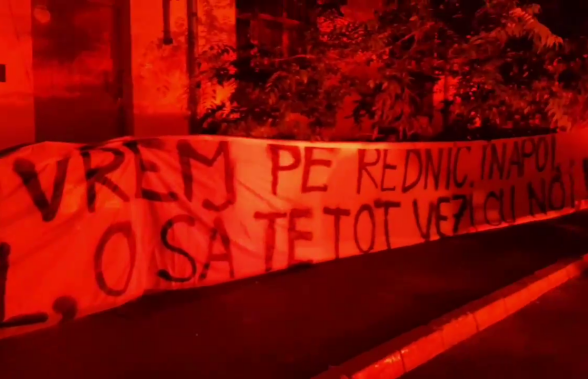 VIDEO+FOTO Ultrașii dinamoviști continuă protestele » Au fost acasă la Mircea Rednic, apoi la Bogdan Bălănescu: s-a lăsat cu injurii și amenințări!