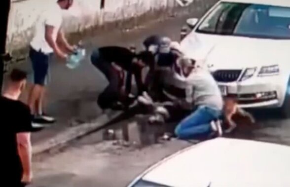 VIDEO ȘOCANT Un Amstaff lăsat liber a atacat un alt câine, pe o stradă din București » Imagini de groază postate de Elisabeta Badea, campioană la popice: „Trebuie să fii curajos să te lupți cu așa COLOS antrenat să ucidă”