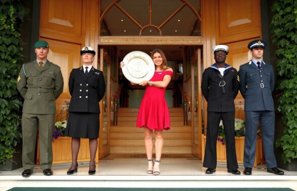 GALERIE FOTO Lady in Red » Simona Halep, apariție spectaculoasă! Sesiune foto cu trofeul la Wimbledon