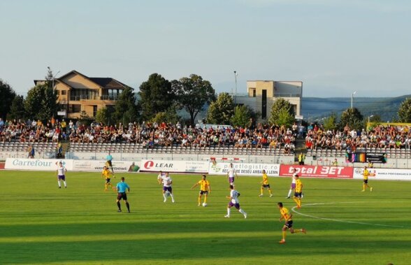 LIGA 2 // VIDEO FC Argeș - Ripensia Timișoara 1-2 » Nicolae Dică debutează cu stângul pe banca argeșenilor + Două cartonașe roșii după fluierul de final