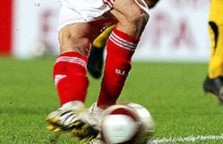 Imagini incredibile în NBA. DIRK NOWITZKI i-a rupt 5 dinţi adversarului! Doi dinţi i-au rămas înfipţi în cot!