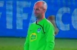 Chemarea naturii: un alt portar se uşurează în timpul meciului :)