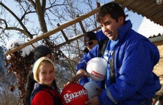 BGS şi Gazeta au dus cadouri în zonele greu accesibile