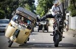 A împins cu piciorul o rişcă în mişcare aflat pe motocicletă pe o roată!