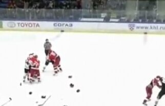 O partidă de hochei din Rusia a fost întreruptă după o bătaie generală