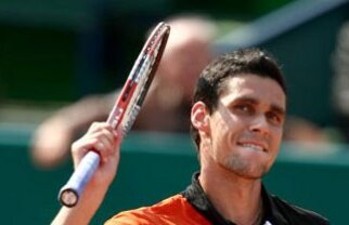 Hănescu trece de Chela şi se pregăteşte pentru înfruntarea cu Roger Federer!