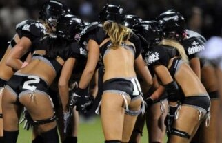 FOTO / Fotbal american în lenjerie intimă
