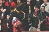 VIDEO / King Fu Cantona! S-au împlinit 15 ani de la agresiunea marelui jucător francez asupra unui fan advers