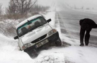 Vezi care este situaţia drumurilor naţionale şi unde circulaţia este îngreunată din cauza zăpezii