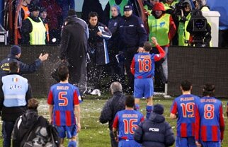 Află de pe stelisti.ro ce s-a întîmplat cînd meciul Steaua-Ceahlăul a fost oprit 10 minute!