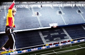 VIDEO / Un echilibrist austriac a traversat un stadion de fotbal pe o frînghie!