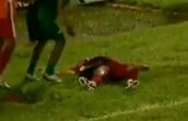 VIDEO / Un fotbalist brazilian s-a prăbuşit pe teren în convulsii! Şi-a revenit şi a vrut să joace din nou!