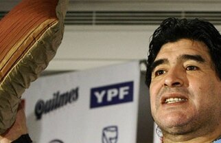 Maradona, cu trabucul la antrenament