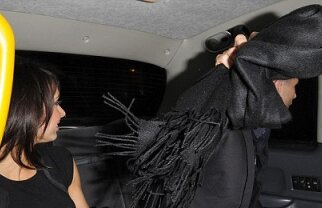FOTO / Lampard iese cu iubita, dar se ascunde de paparazzi după eşarfă! :D