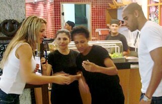 Adriano atacat de o blondă » Luat la pietre de fosta iubită!