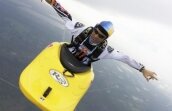 VIDEO / SKYAKING! Vrei să faci sky diving într-un kaiac şi să aterizezi pe lac?