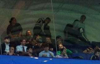 UPDATE » 50 suporteri din Peluza Sud s-au conformat - au venit la costum şi stau la fotolii :D