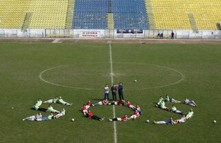 În războiul pieţelor dintre primarul Bacăului şi Sechelariu, echipa de fotbal e victimă colaterală