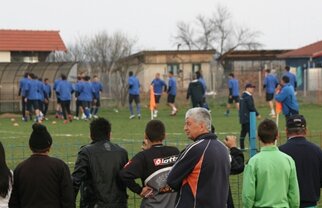 Steaua a făcut ieri antrenament în comuna Băleşti, unde ţăranii i-au privit ca pe nişte extratereştri