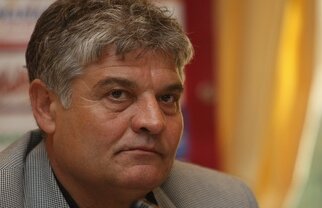 Suporterii au făcut sedinţă în Giuleşti: "Îl susţinem 100% pe Andone!"