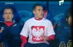 Golanski poartă pe banca de rezerve un tricou cu stema Poloniei