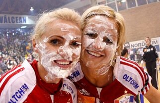 Albă ca Zăpada şi 22 de milioane de pitici » Fetele de la Oltchim merg în finala Ligii Campionilor şi ne fac să ne simţim ca într-un basm