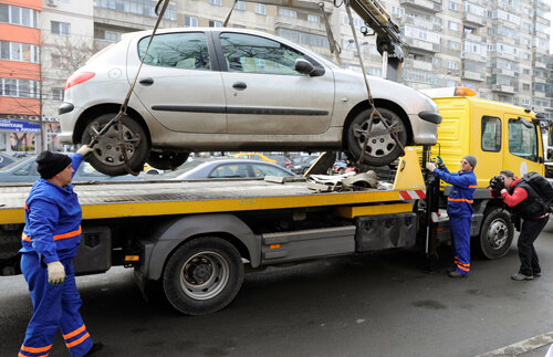 În Timişoara, angajaţii ADP au ridicat maşina unui preot în care dormea copilul acestuia!